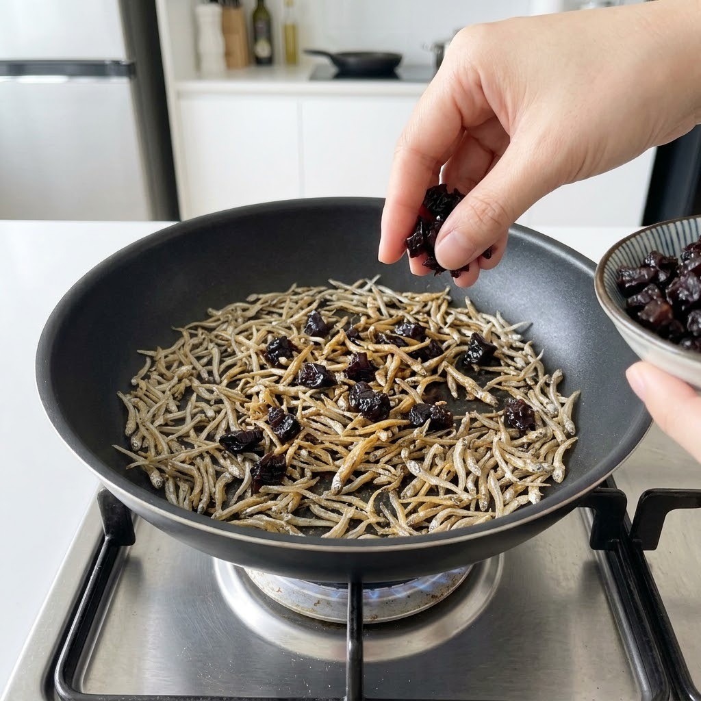 덖은 멸치에 다진 푸룬을 넣고 볶는 모습, 푸룬멸치볶음 만들기 2단계