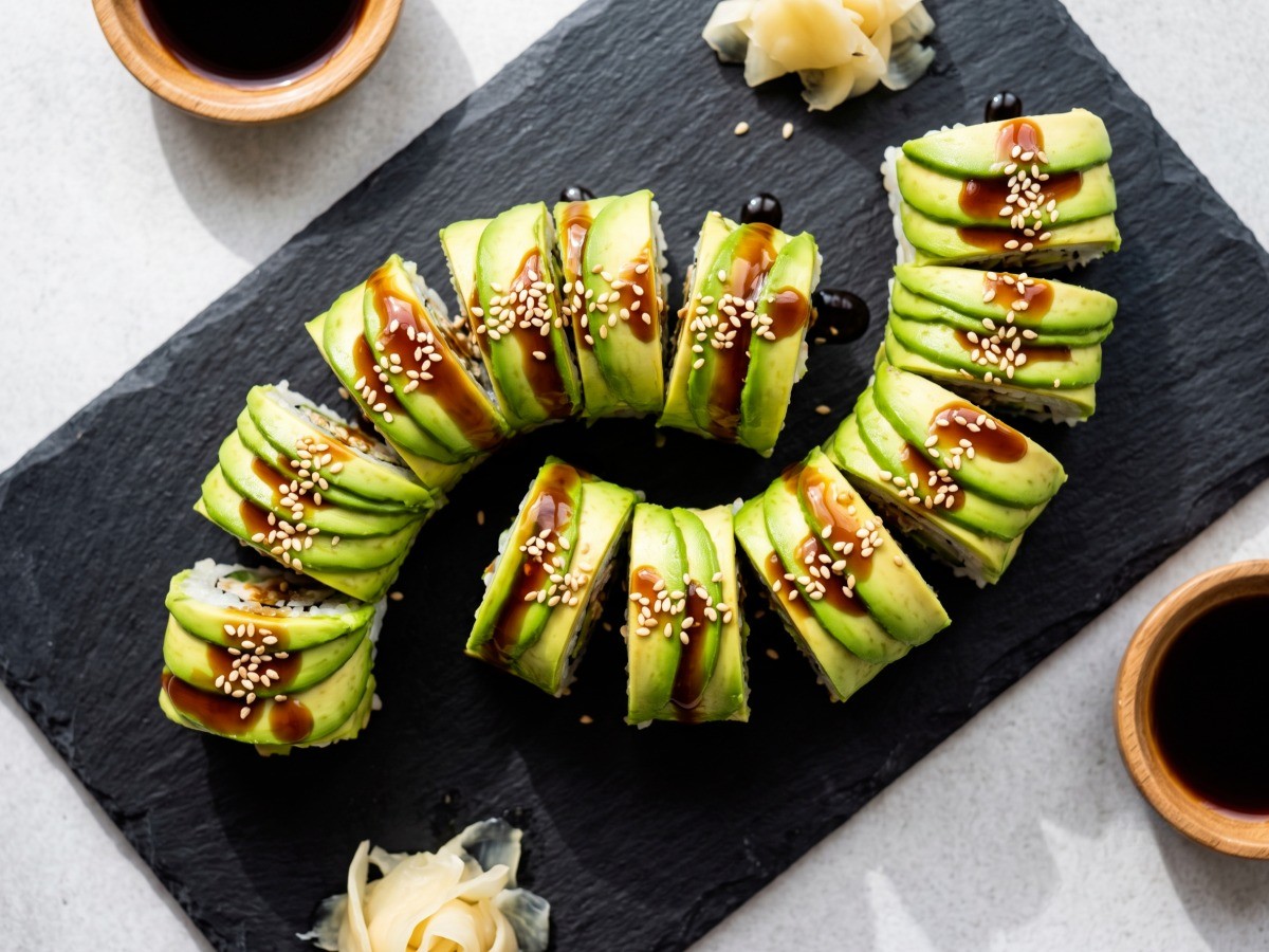 완성된 아보카도 장어김밥, 초록빛 아보카도와 양념 장어가 어우러진 편스토랑 류수영 레시피