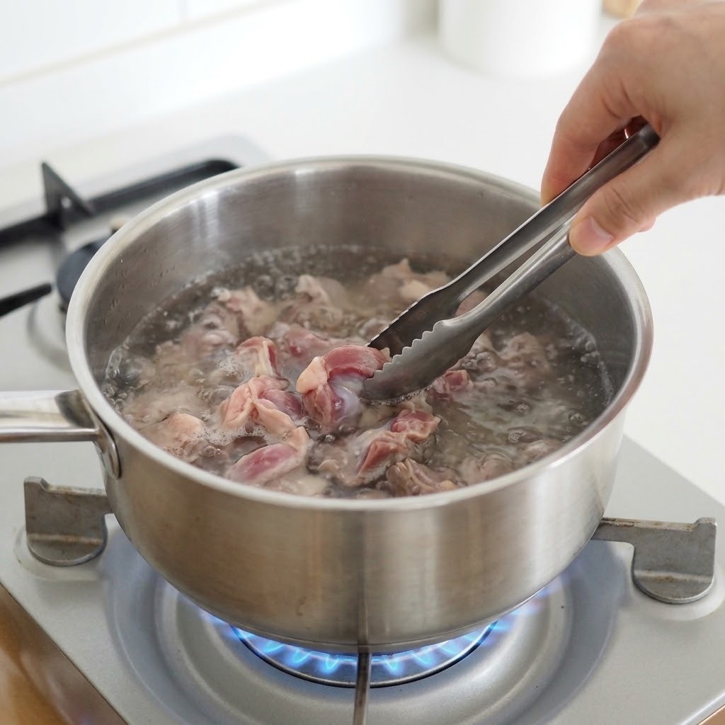 닭똥집 세척 및 끓는 물에 데치기, 마라닭똥집볶음면 1단계