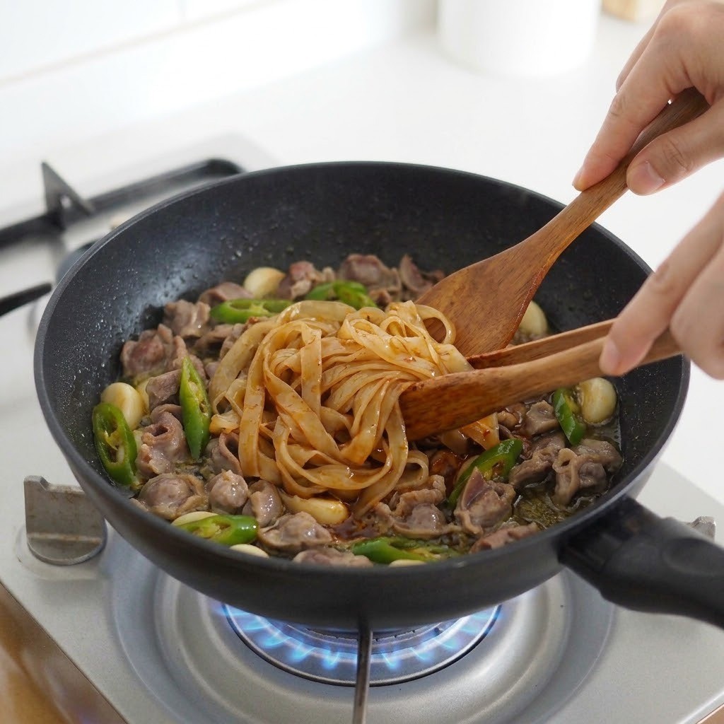 삶은 납작당면 넣고 섞으며 마무리하기, 마라닭똥집볶음면 5단계