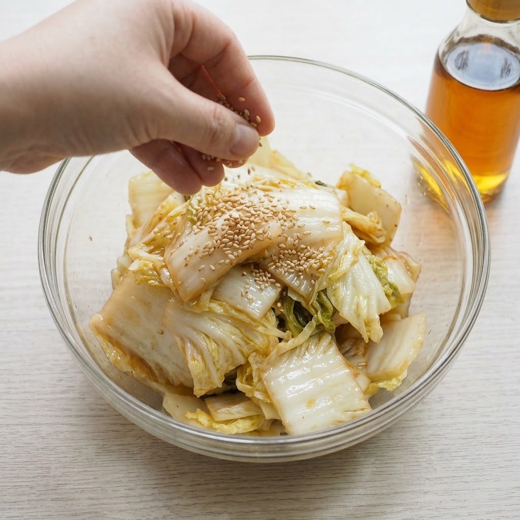 완성된 묵은지에 깨와 참기름 두르기, 류수영 묵은지무침 만들기 3단계