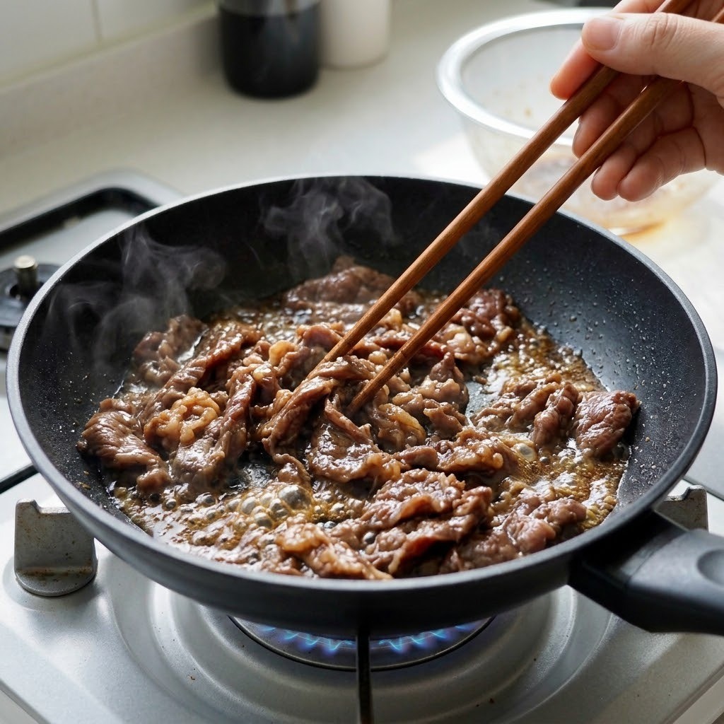 양념된 불고기 팬에 볶기, 불고기비빔수제비 만들기 2단계