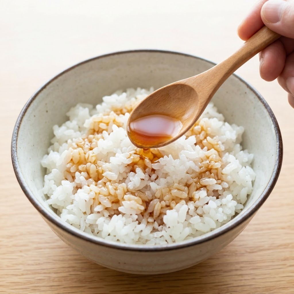 따뜻한 밥 위에 감칠맛 나는 간초소스를 뿌리기, 아보카도 연어덮밥 4단계