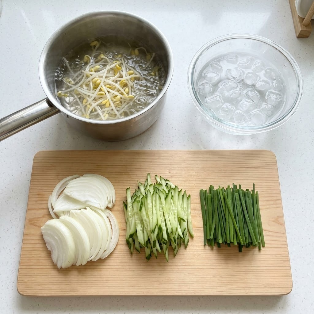 오이, 양파, 부추 손질 및 콩나물 2분 데치기, 냉떡볶이 1단계