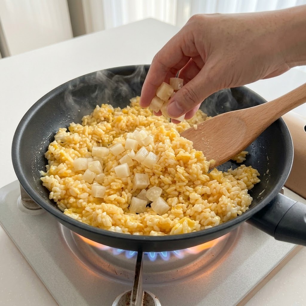 다진 치킨무 넣고 센 불에 볶아내기, 치킨 무 볶음밥 4단계