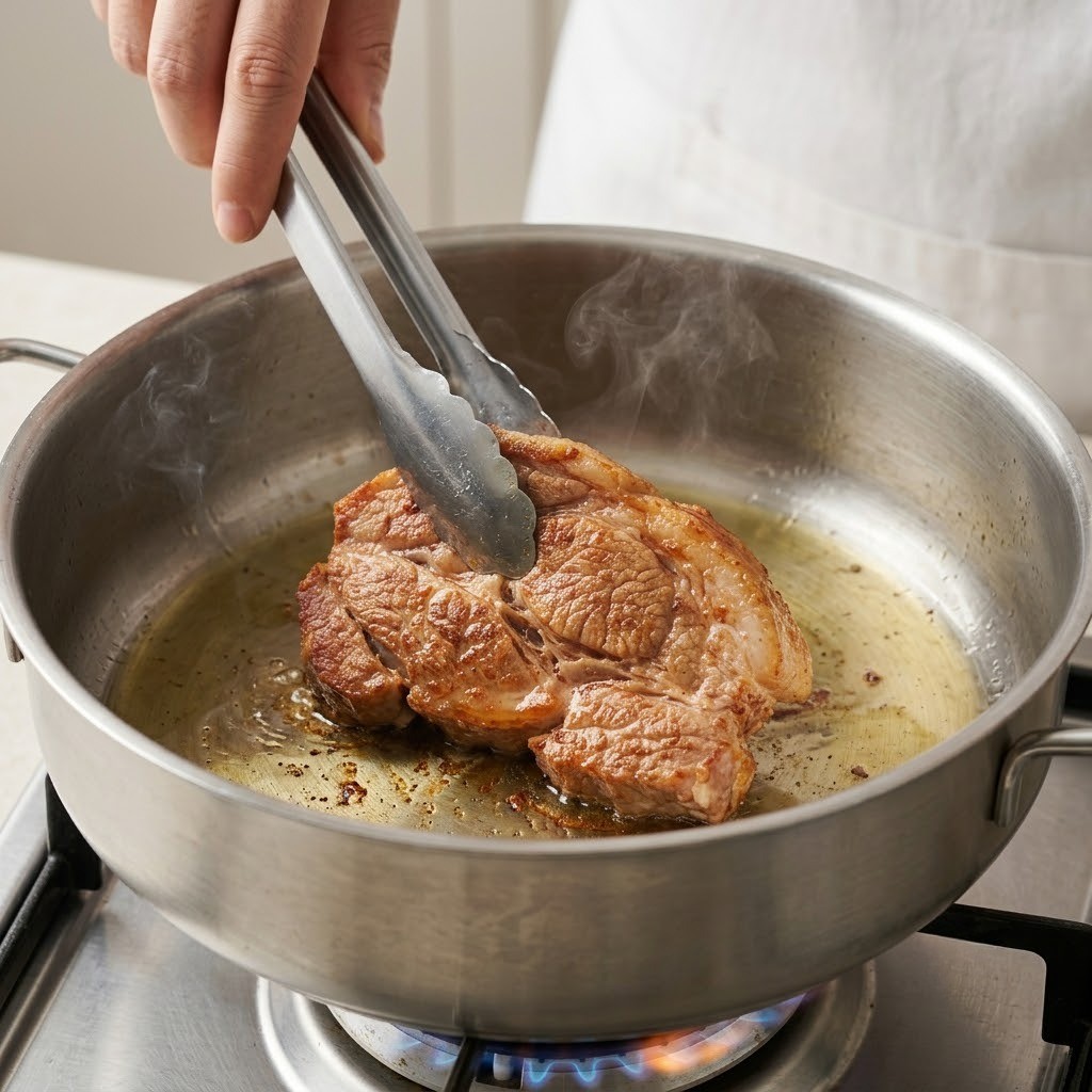 달궈진 냄비에 돼지고기 앞다릿살 겉면 노릇하게 굽기, 류수영 김치찜 만들기 1단계