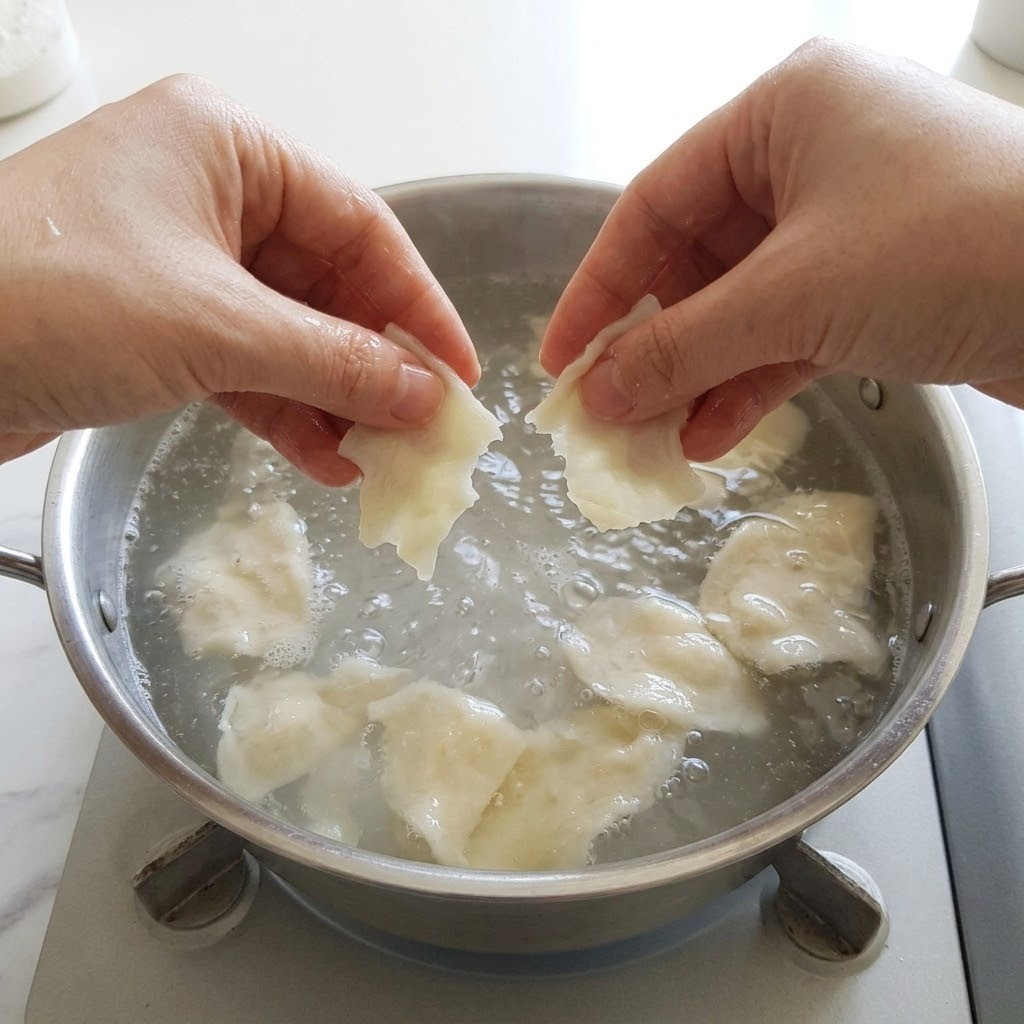 끓는 물에 수제비 반죽 데치기, 꼬꼬 수제비 만들기 4단계