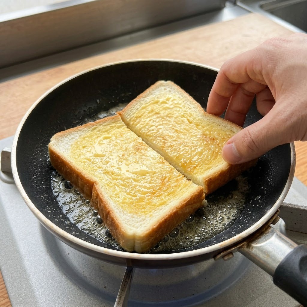 마가린에 식빵 노릇하게 굽기, 원조 길거리 토스트 만들기 3단계