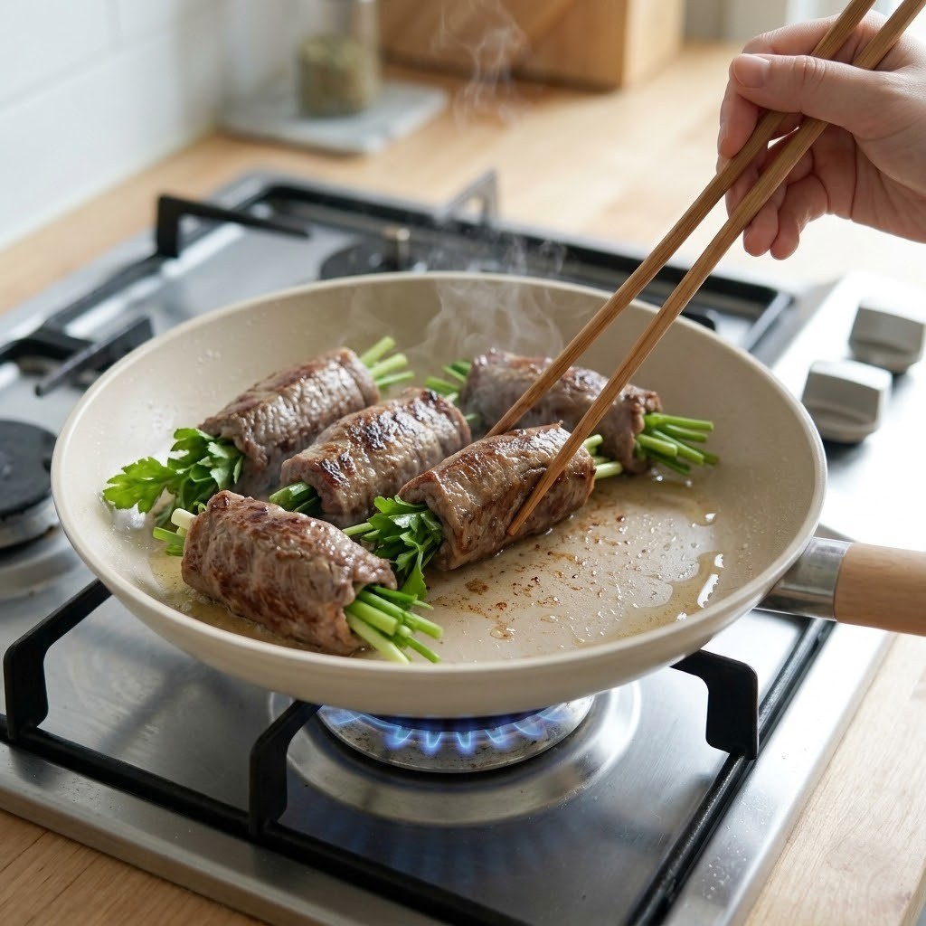 미나리 소고기 말이 달군 팬에 식용유 두르고 노릇하게 굽기