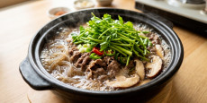 뚝배기에 보글보글 끓여낸 미나리 뚝불 완성 요리, 편스토랑 이찬원 레시피