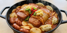 통햄 김치찜 완성 요리, 묵은지로 감싼 통조림 햄과 만두를 끓여낸 편스토랑 이찬원 레시피