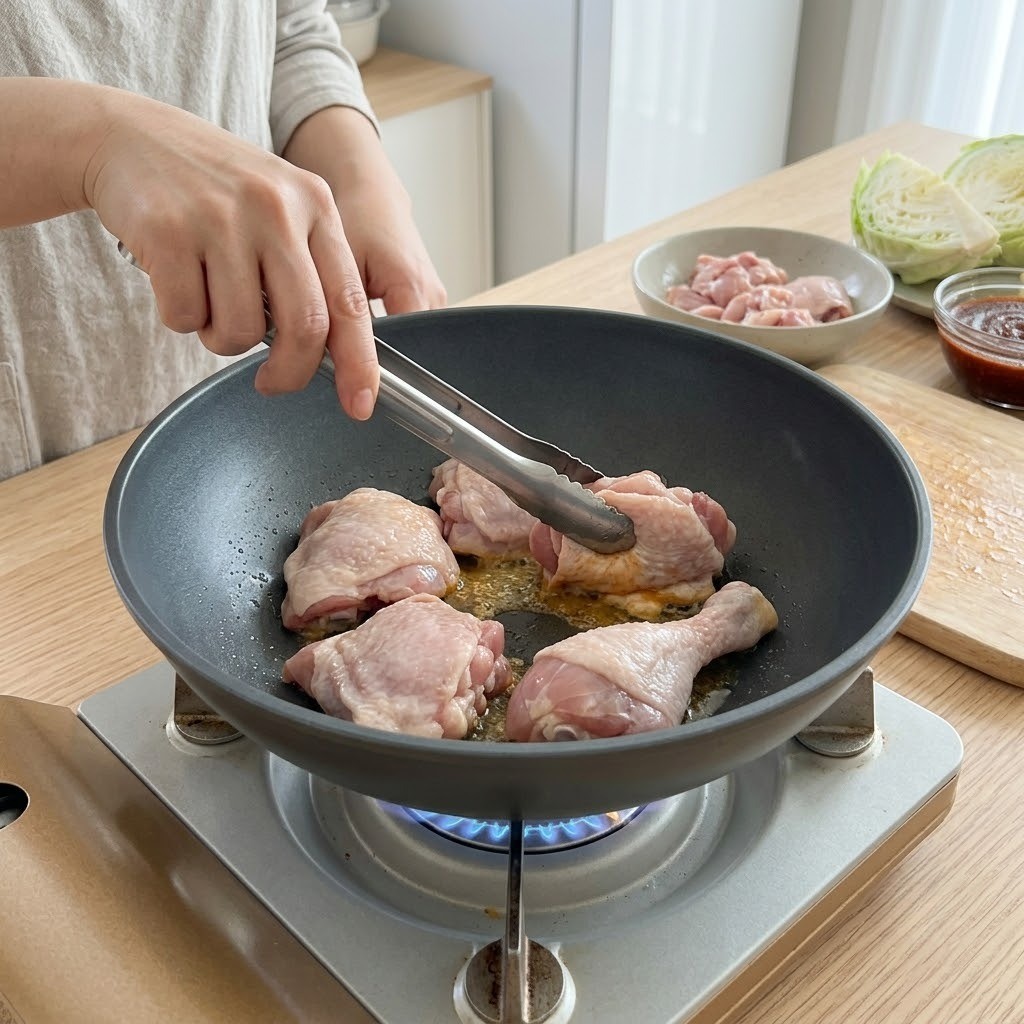 달군 궁중팬 바닥에 껍질부터 노릇하게 구워지며 닭기름이 나오는 장면