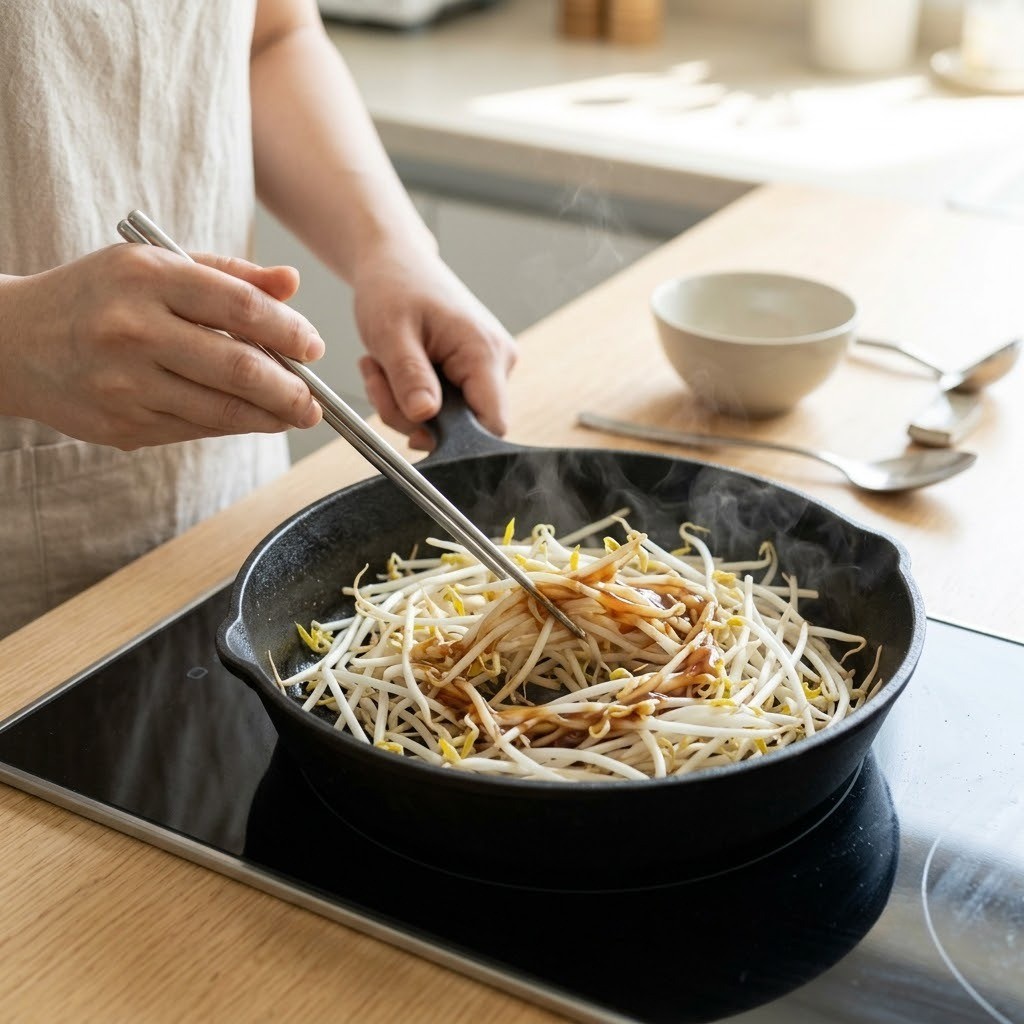오파라면 달군 팬에 숙주와 굴소스를 넣고 아삭하게 볶기