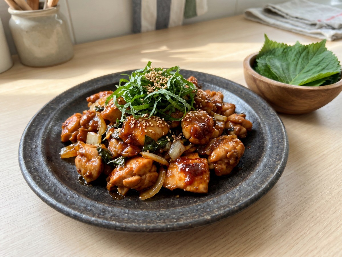 편스토랑 이찬원 쌈장닭갈비 완성 요리 접시와 향긋한 깻잎 고명