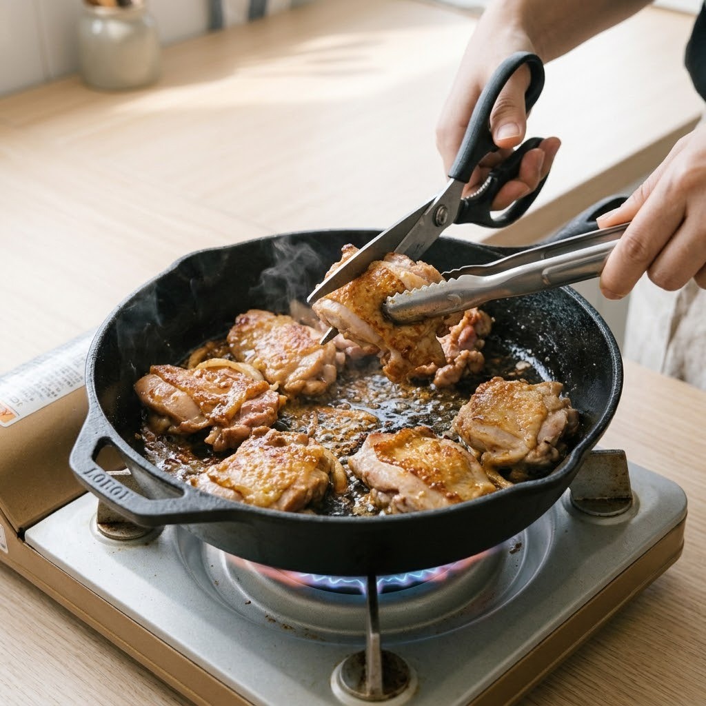 쌈장닭갈비 달궈진 프라이팬에 닭고기 껍질 면부터 노릇하게 굽는 모습