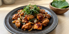 편스토랑 이찬원 쌈장닭갈비 완성 요리 접시와 향긋한 깻잎 고명