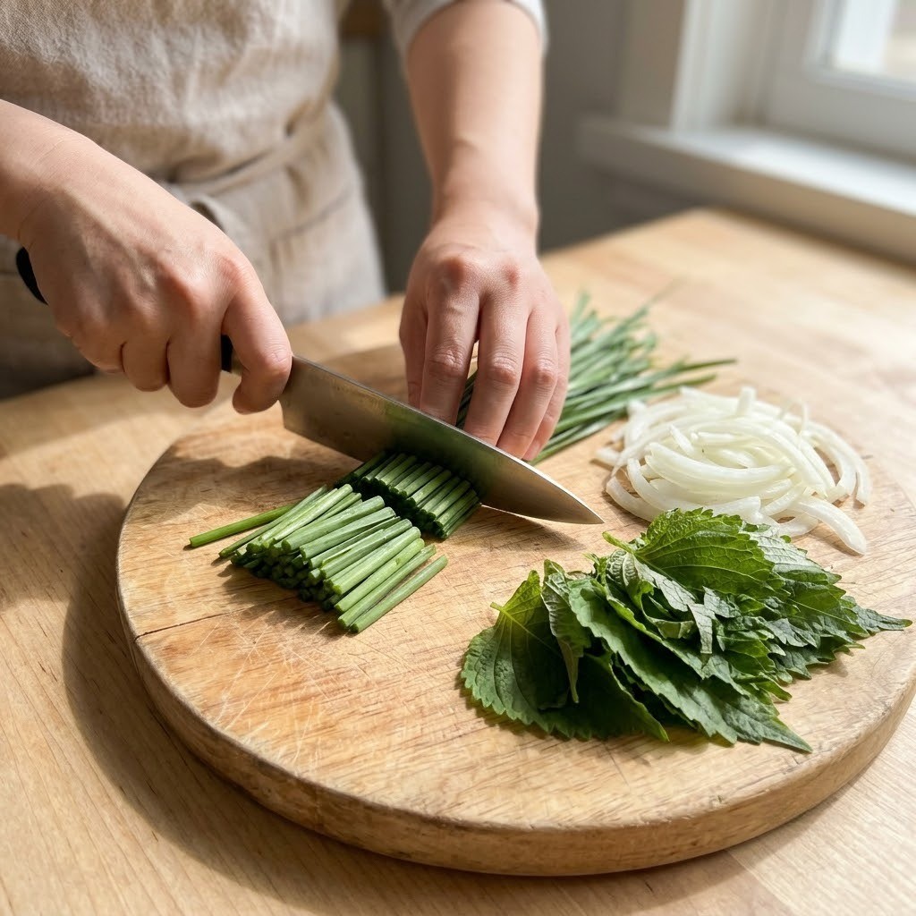부추무침 신선한 부추와 양파 깻잎을 도마 위에서 가지런히 써는 과정