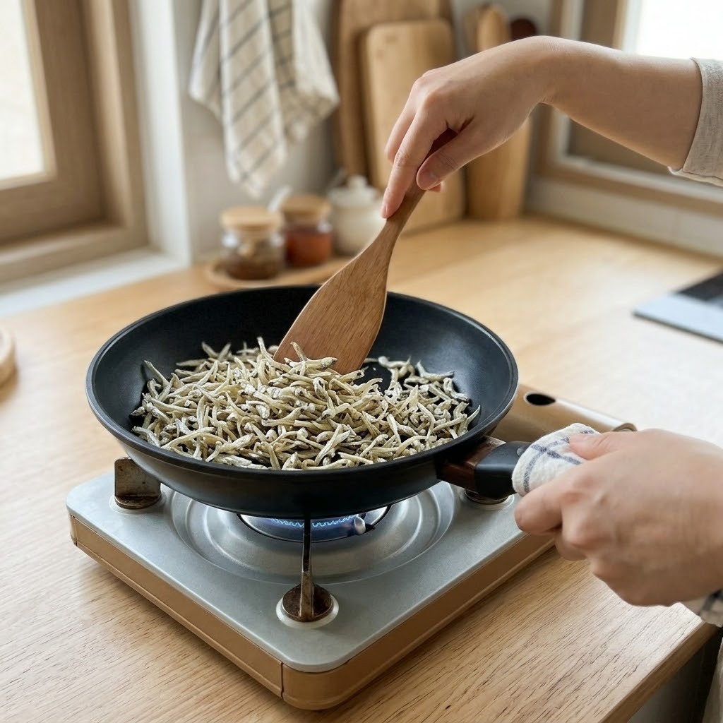 멸치고추다짐장 마른 팬에 국물용 멸치를 약불로 덖는 과정
