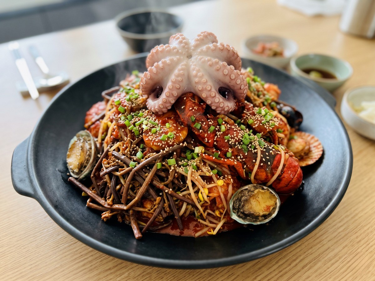 편스토랑 박수홍 고사리 해물찜이 검은색 전골냄비에 꽃문어와 푸짐한 해산물로 담겨 완성된 모습