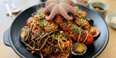 편스토랑 박수홍 고사리 해물찜이 검은색 전골냄비에 꽃문어와 푸짐한 해산물로 담겨 완성된 모습
