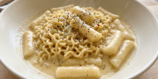 편스토랑 류수영 하얀라볶이 크리미한 국물에 밀떡과 라면 사리가 어우러진 완성 모습