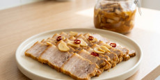 편스토랑 박솔미 된장삼겹장아찌가 얇게 썰려 도자기 접시에 먹음직스럽게 담긴 모습