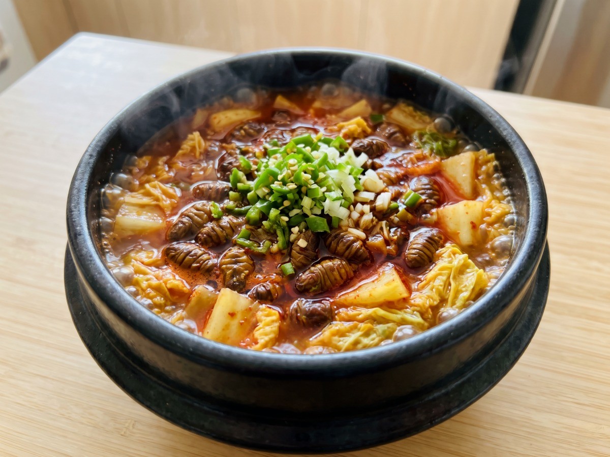 편스토랑 이찬원의 얼큰하고 칼칼한 불번데기탕이 뚝배기에 보글보글 끓고 있는 완성 모습