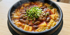 편스토랑 이찬원의 얼큰하고 칼칼한 불번데기탕이 뚝배기에 보글보글 끓고 있는 완성 모습