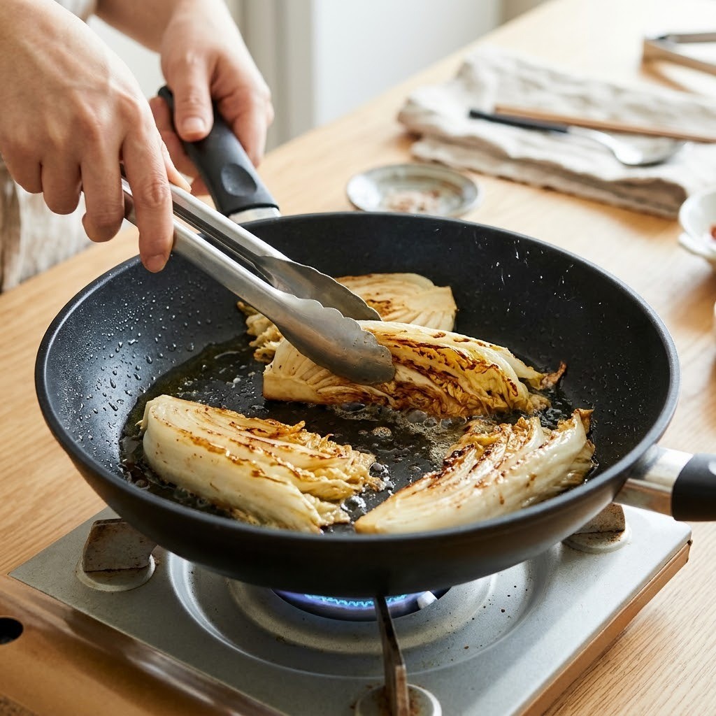 하얀 김치찌개용 백김치를 프라이팬에 들기름을 두르고 노릇노릇하게 굽는 조리 모습