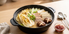 편스토랑 차예련 하얀 김치찌개 전골냄비에 통삼겹살과 구운 백김치 표고버섯 두부가 듬뿍 담긴 완성 모습