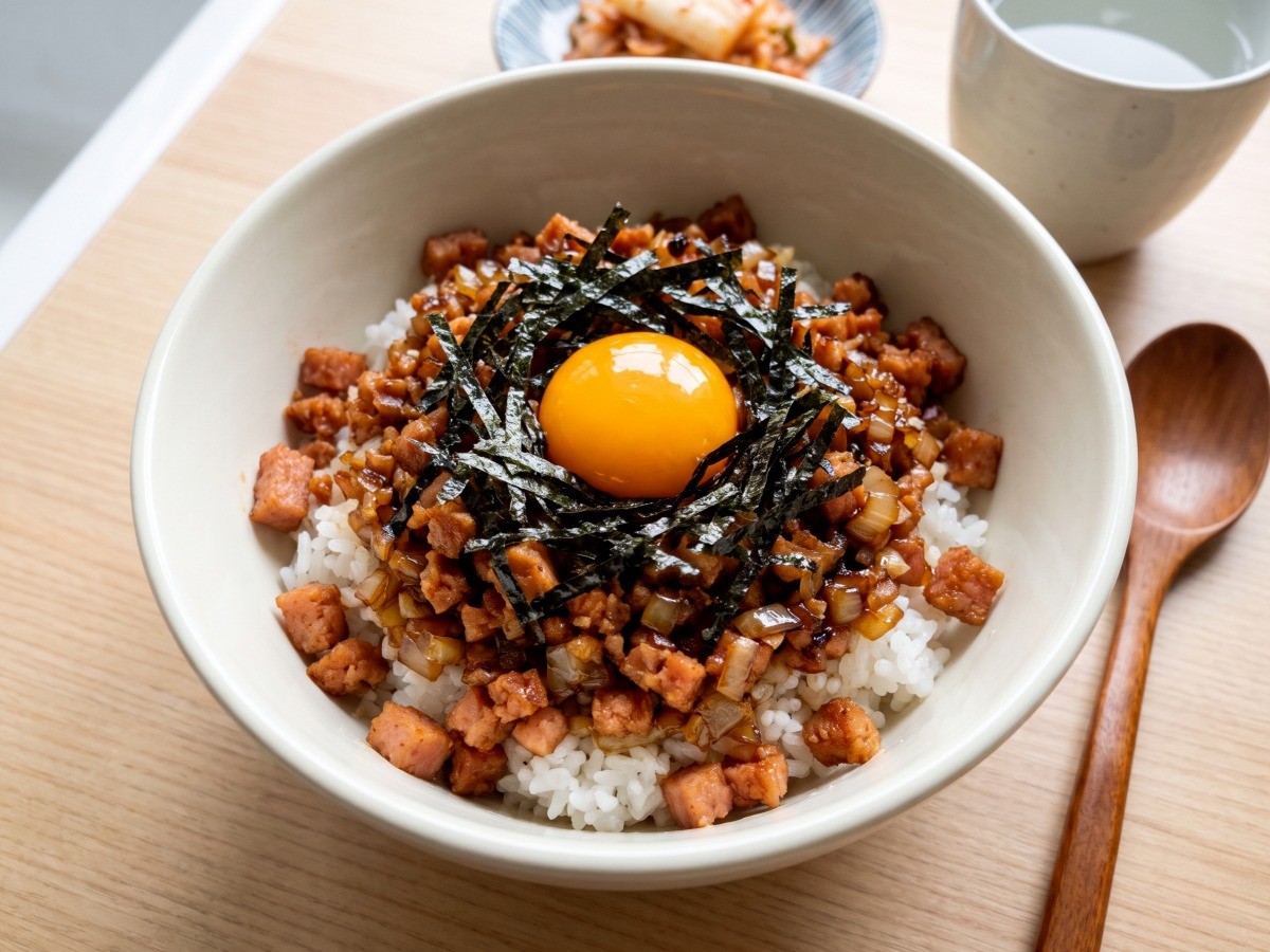 편스토랑 류수영 스팸덮밥 고소하게 볶은 햄과 노른자를 올린 한 그릇 요리 완성 사진